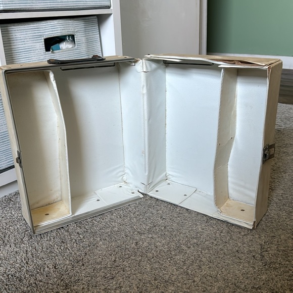 Vintage, 1968 Mattel Barbie Doll trunk - Picture 2 of 2